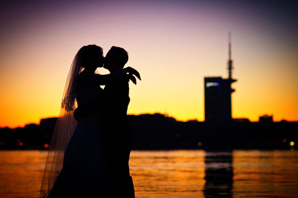 Hochzeitsfotograf Hamburg ein Bild an der Alster nach Sonnenunterngang