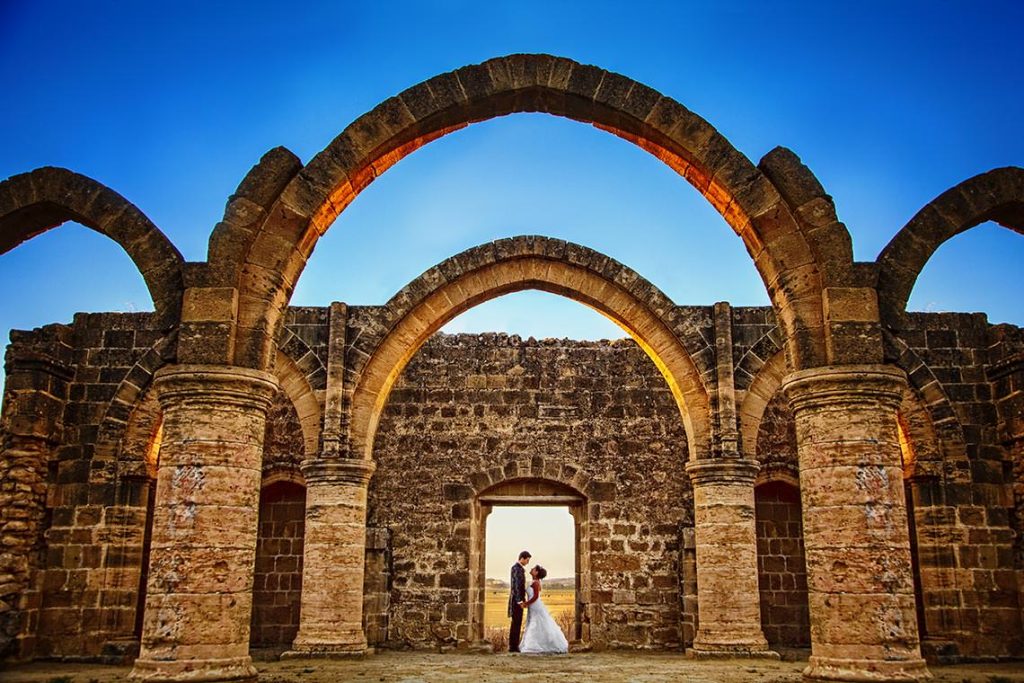 Hochzeitsfotograf Matthias Richter war auf Zypern und zeigt ein Bild mit Brautpaar und Ruine.