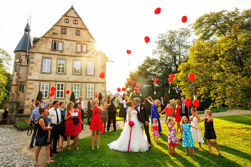Die Hochzeitsgesellschaft lässt Ballons steigen. Schauplatz ist ein Gutshaus bei Celle.