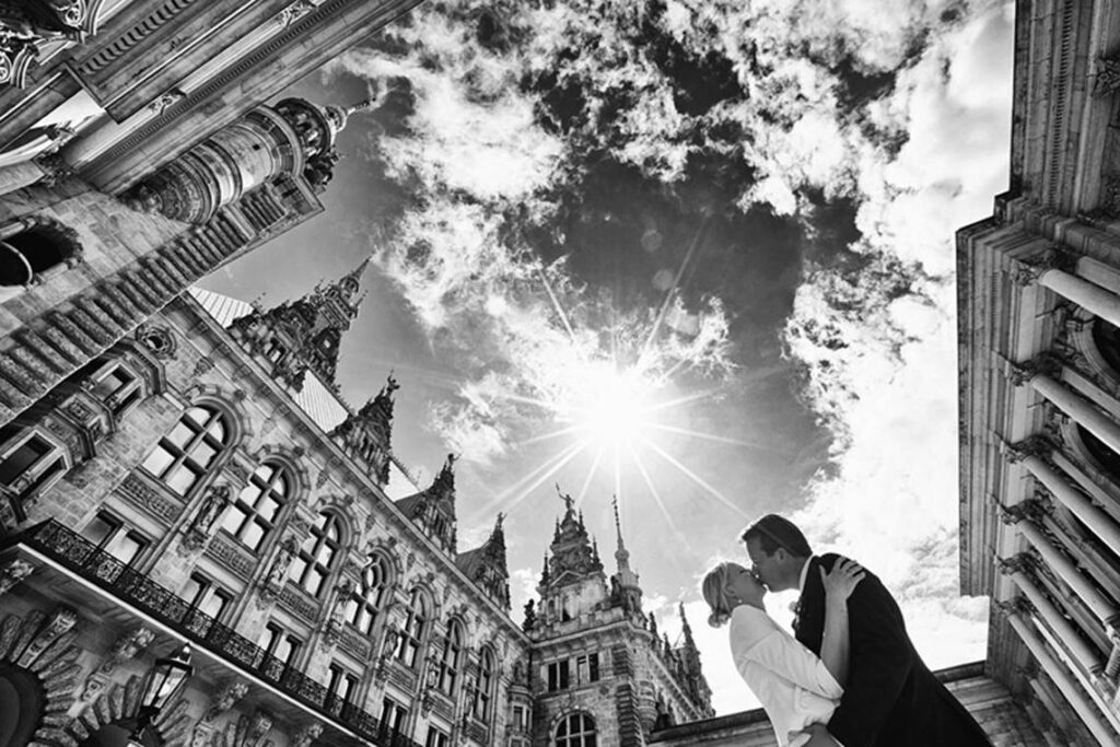 Hochzeitsfotograf Hamburg Richter zeigt ein Bild das im Innenhof des Hamburger Rathauses aufgenommen wurde