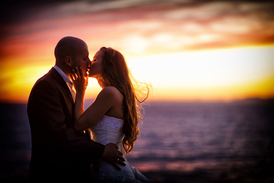 Hochzeitsfotograf Mallorca ein Brautpaar beim Küssen vor dem Sonnenuntergang