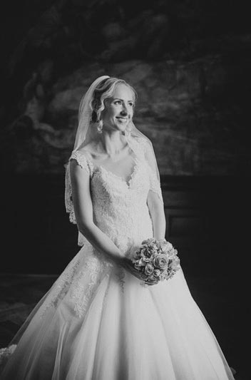 Foto einer Braut in Schwarz Weiss mit Brautstrauß